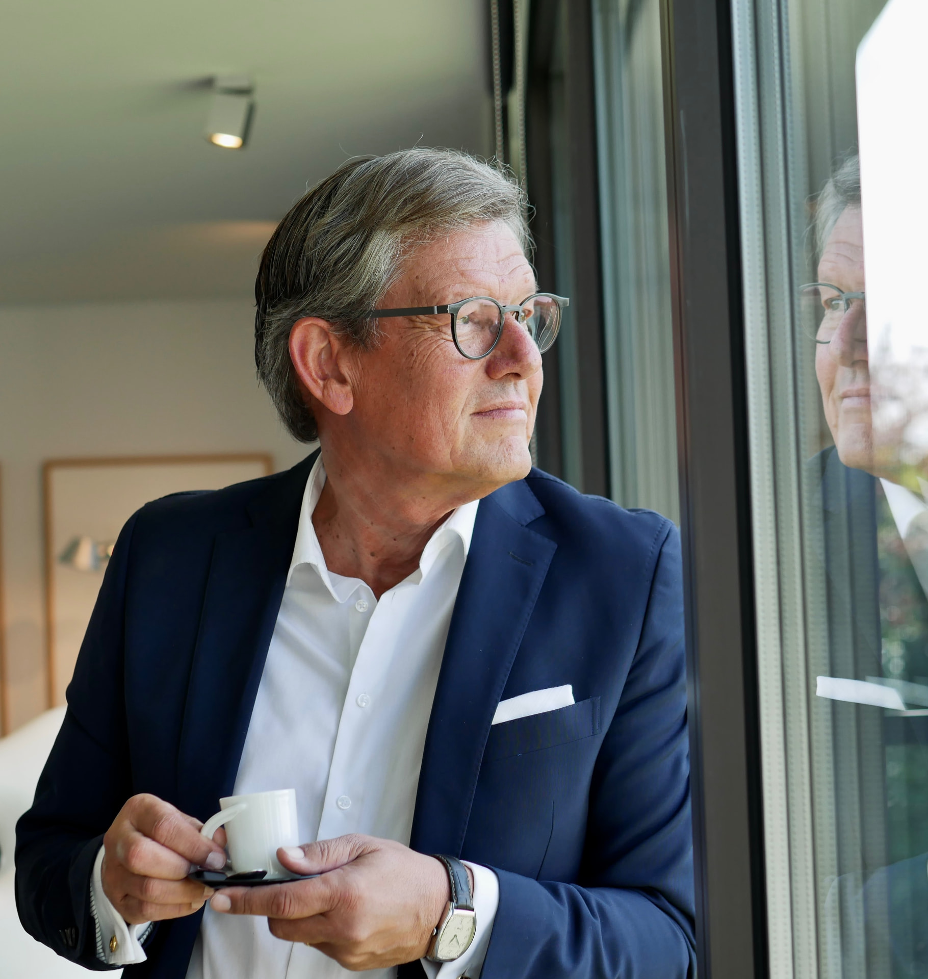 Porträt von Robert Löffler im Gespräch, warmes Tageslicht